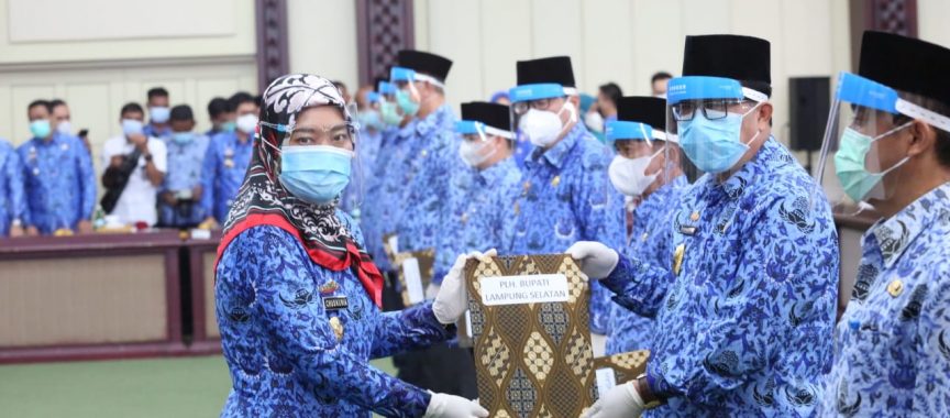 Terima SK Gubernur, Sekda Thamrin Jabat Plh Bupati Lampung Selatan