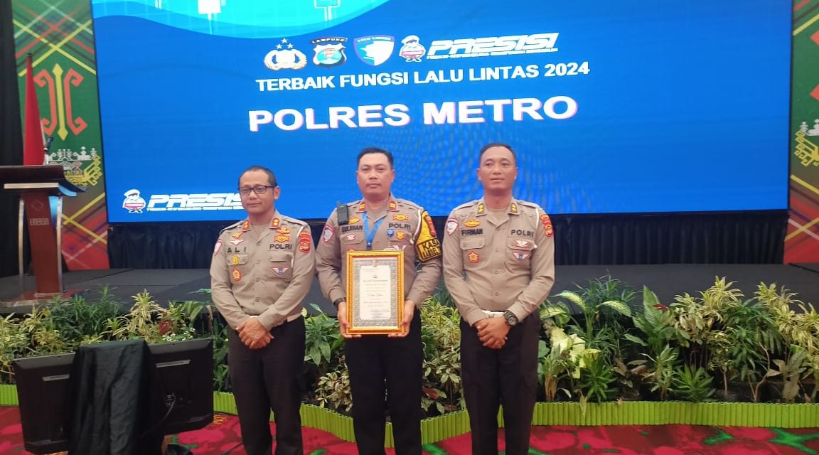 SAT LANTAS POLRES METRO, MERAIH 3 (TIGA) PENGHARGAAN BERGENGSI PADA RAKERNIS FUNGSI LALU LINTAS TAHUN 2024