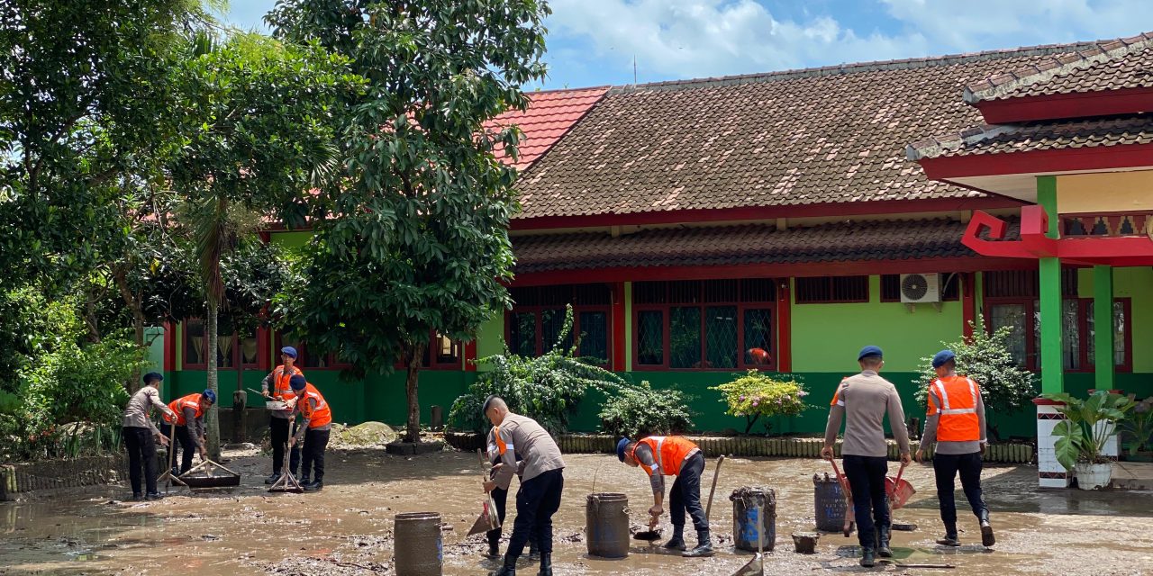 Tim SAR Satuan Brimob Polda Lampung Turun Membersihkan Rumah Warga dan Sekolah Yang Terdampak Banjir