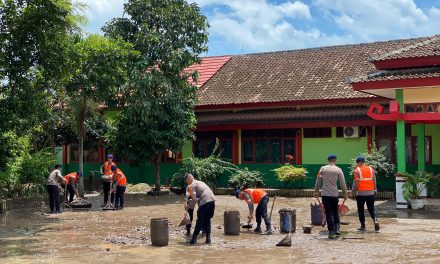 Tim SAR Satuan Brimob Polda Lampung Turun Membersihkan Rumah Warga dan Sekolah Yang Terdampak Banjir