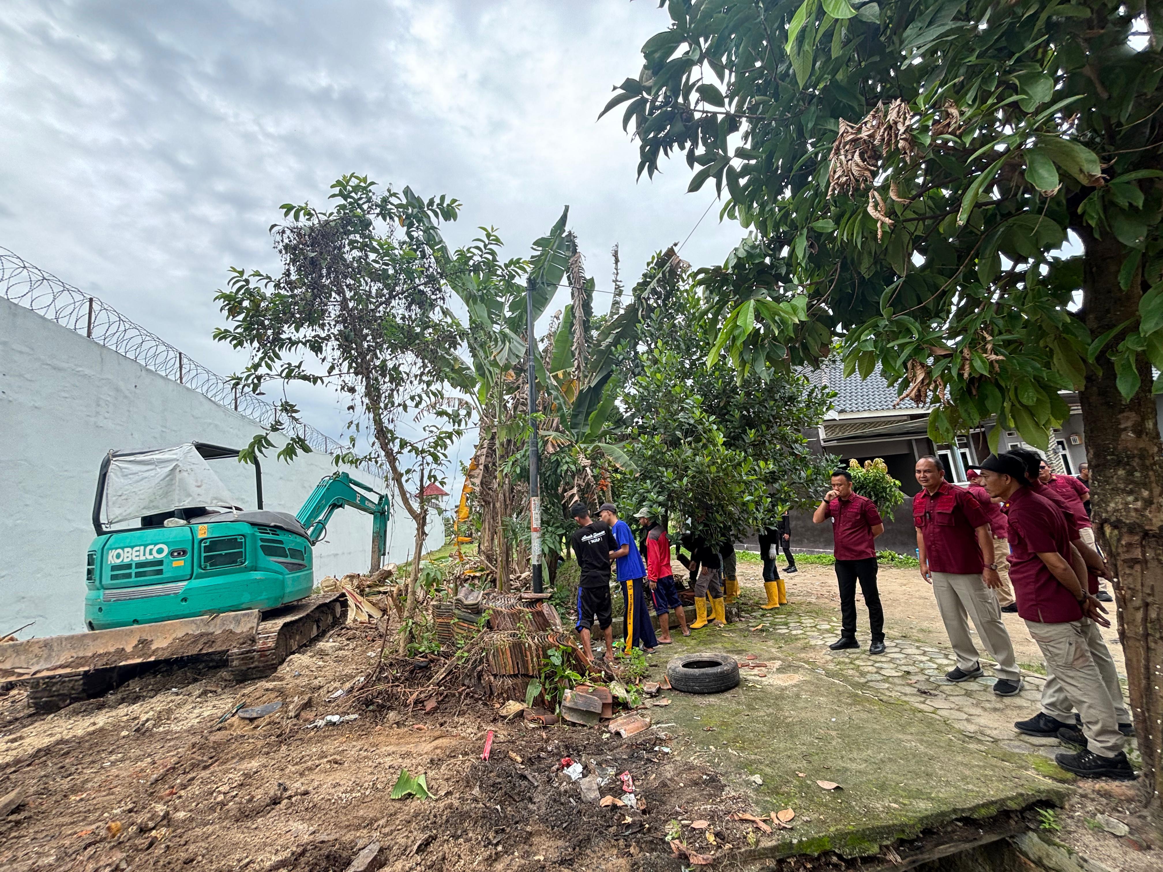 Ciptakan Lingkungan Bersih, Kalapas Narkotika Bandar Lampung Pimpin Aksi Bersih-Bersih Area Sekitar Lapas