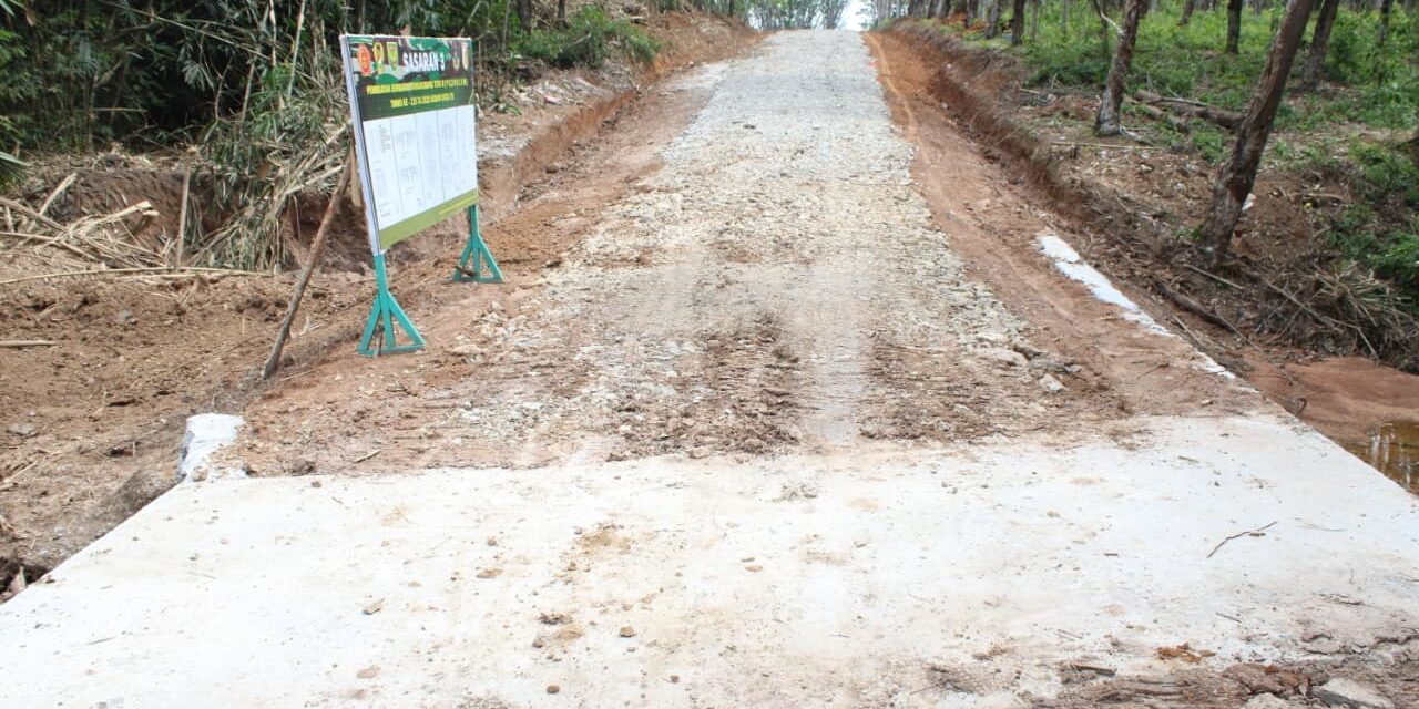Jelang Penutupan TMMD ke-125, Kodim 0426/Tulang Bawang Rampungkan Pemasangan Gorong-Gorong