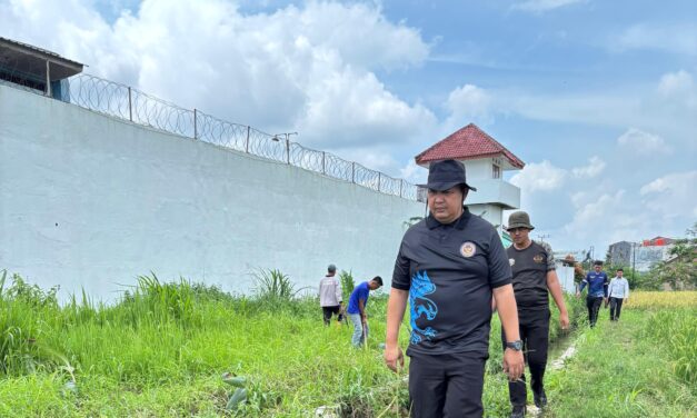 Dukung Program Menteri IMIPAS, Lapas Narkotika Bandar Lampung Optimalkan Lahan dengan Tanam Pohon Kelapa