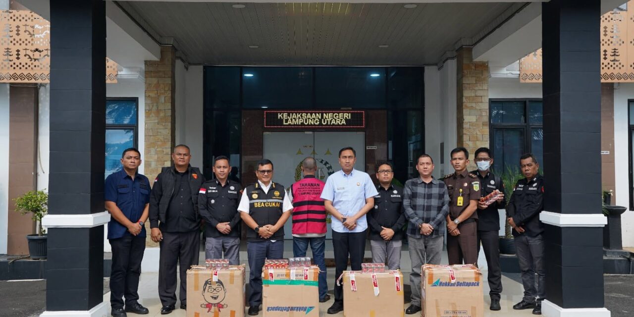 Bea Cukai Sumbagbar Menyerahkan Tersangka dan Barang Bukti Rokok Ilegal Ke Kejari Lampung Utara