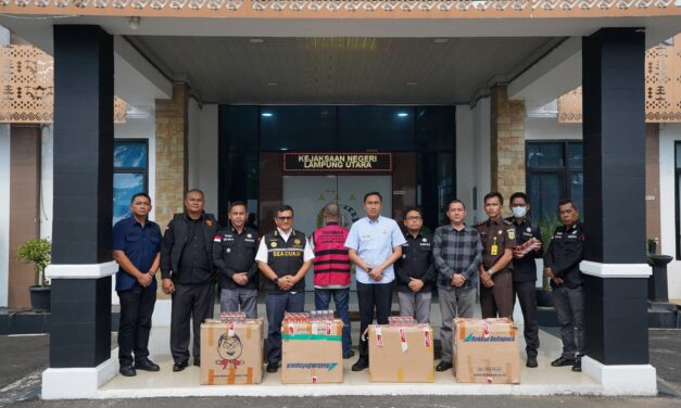 Bea Cukai Sumbagbar Menyerahkan Tersangka dan Barang Bukti Rokok Ilegal Ke Kejari Lampung Utara