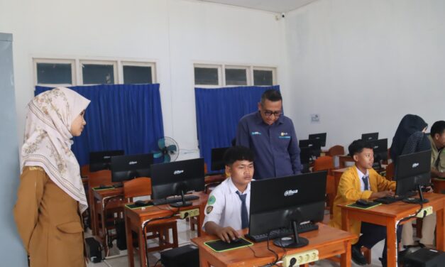 Dukung Pendidikan Berkualitas, PLN Berikan Bantuan Fasilitas Komputer ke SMP Muhammadiyah 2 Pagelaran
