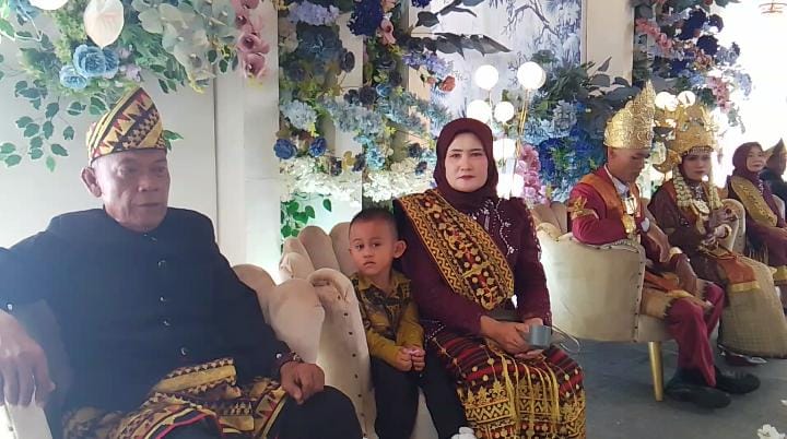 Adat, Nasional, dan Silaturahmi Besar: Pernikahan Hendri–Ria Diana Berlangsung Sakral dan Tertib