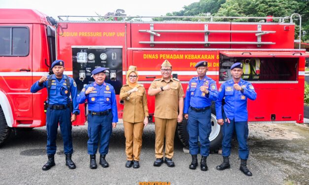 Pemkab Pesawaran Gelar Apel Mingguan Sekaligus Penyerahan Kendaraan Damkar Hibah Pemrov DKI Jakarta