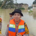 Bergerak Cepat Kapolres Lampung Timur Bersama Jajaran Bantu Penyebrangan Warga dan Anak Sekolah di Sungai Way Bungur