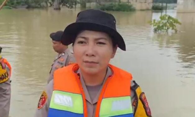 Bergerak Cepat Kapolres Lampung Timur Bersama Jajaran Bantu Penyebrangan Warga dan Anak Sekolah di Sungai Way Bungur