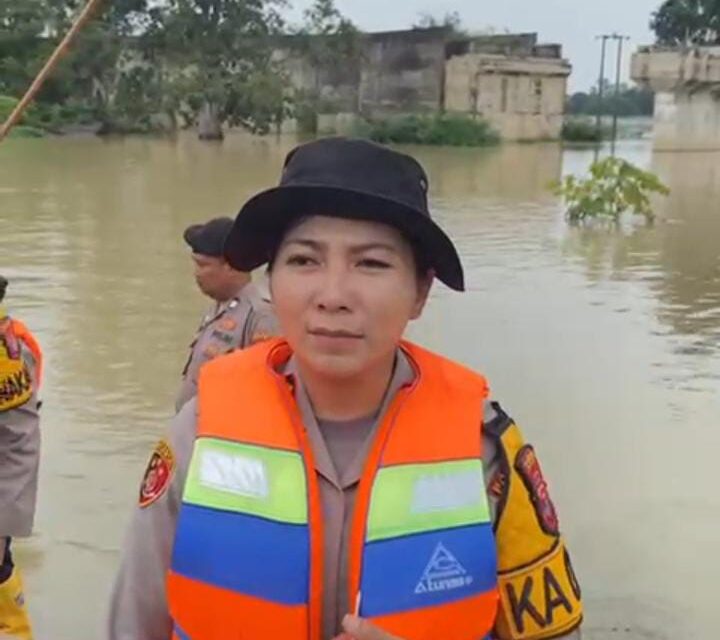 Bergerak Cepat Kapolres Lampung Timur Bersama Jajaran Bantu Penyebrangan Warga dan Anak Sekolah di Sungai Way Bungur