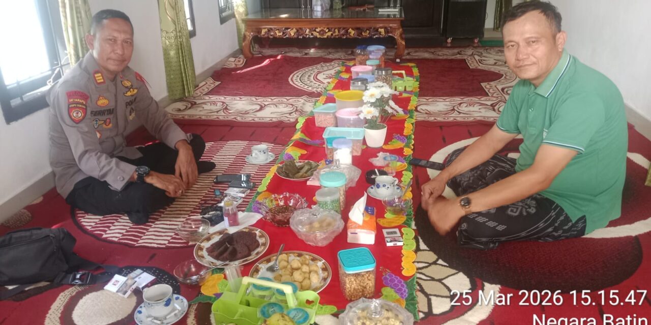 Sinergi di Hari Raya, Kapolsek Kotaagung Silaturahmi ke Kediaman Mirza S.E Tokoh Adat dan Ketua APDESI