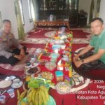 Sinergi di Hari Raya, Kapolsek Kotaagung Silaturahmi ke Kediaman Mirza S.E Tokoh Adat dan Ketua APDESI