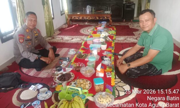 Sinergi di Hari Raya, Kapolsek Kotaagung Silaturahmi ke Kediaman Mirza S.E Tokoh Adat dan Ketua APDESI