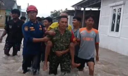 Asksi Heroik Sertu Doni Babinsa 421-09/Tjb ,Gendong Lansia yang Terdampak Banjir Di Wilayah Binaan