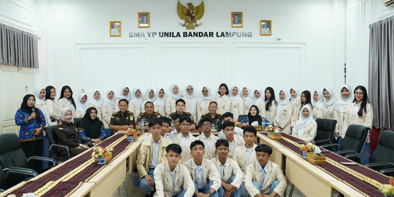 SEKSI PENKUM KEJATI LAMPUNG KUNJUNGI SMA YP UNILA BANDAR LAMPUNG, EDUKASI HUKUM MELALUI JAKSA MASUK SEKOLAH 