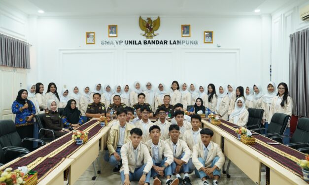 SEKSI PENKUM KEJATI LAMPUNG KUNJUNGI SMA YP UNILA BANDAR LAMPUNG, EDUKASI HUKUM MELALUI JAKSA MASUK SEKOLAH 