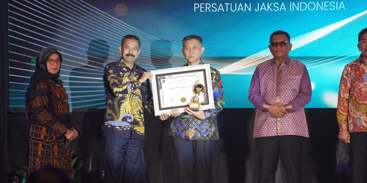 PRESTASI GEMILANG, KEJAKSAAN TINGGI LAMPUNG RAIH PENGHARGAAN SEBAGAI KEJAKSAAN TINGGI TIPE B TERBAIK I NASIONAL DARI KOMISI KEJAKSAAN RI