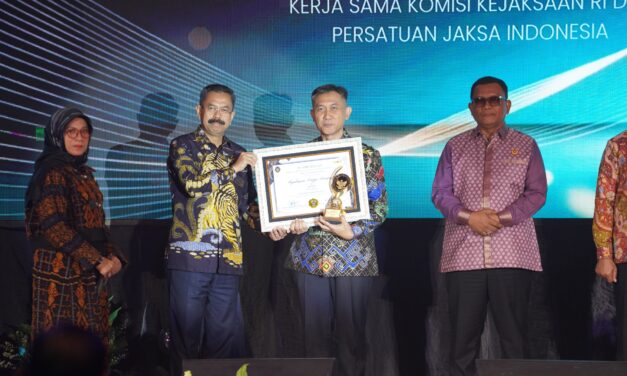 PRESTASI GEMILANG, KEJAKSAAN TINGGI LAMPUNG RAIH PENGHARGAAN SEBAGAI KEJAKSAAN TINGGI TIPE B TERBAIK I NASIONAL DARI KOMISI KEJAKSAAN RI