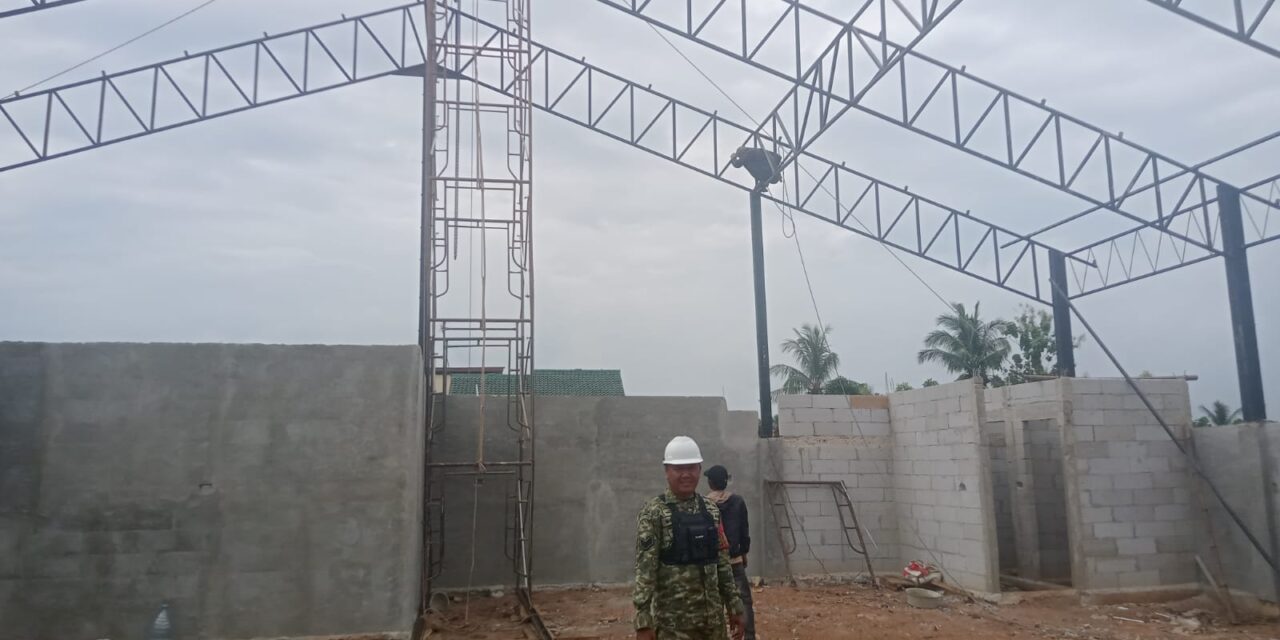 Babinsa Koramil 421-09/Tanjung Bintang Monitoring Pembangunan Gedung KDKMP di Desa Kertosari