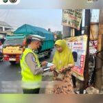 Mitigasi Abu Vulkanik Ditlantas Polda Lampung Bagikan Masker Kepada Pengguna Jalan