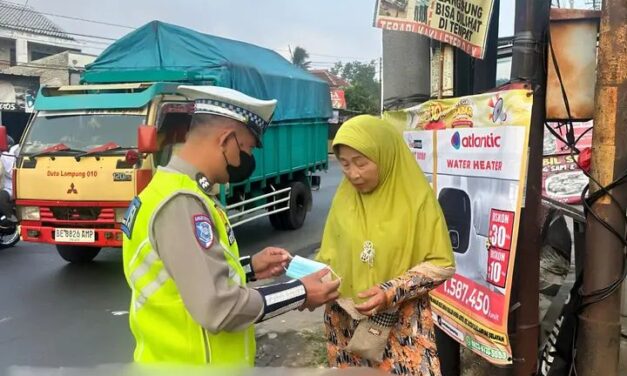 Mitigasi Abu Vulkanik Ditlantas Polda Lampung Bagikan Masker Kepada Pengguna Jalan